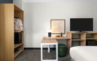 Day room with TV at Spark By Hilton Kannapolis.