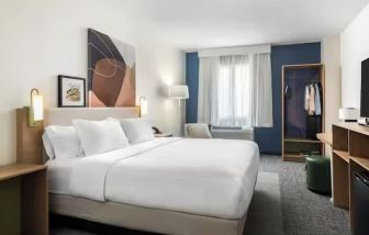 Day room with TV at Spark By Hilton Houston Hobby Airport.