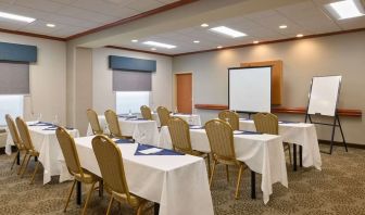 Meeting room at Hampton Inn & Suites Providence/Smithfield.