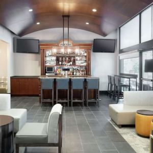 Bar and lounge area perfect for coworking at Hampton Inn Philadelphia Center City - Convention Center.