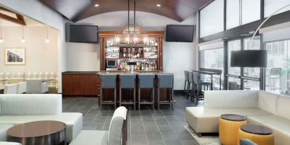 Bar and lounge area perfect for coworking at Hampton Inn Philadelphia Center City - Convention Center.