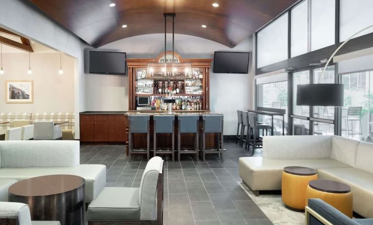 Bar and lounge area perfect for coworking at Hampton Inn Philadelphia Center City - Convention Center.