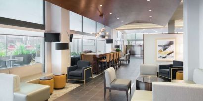 Lobby and coworking lounge at Hampton Inn Philadelphia Center City - Convention Center.