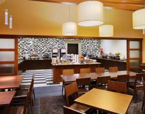 Dining area perfect for coworking at Hampton Inn Philadelphia Center City - Convention Center.