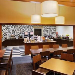 Dining area perfect for coworking at Hampton Inn Philadelphia Center City - Convention Center.