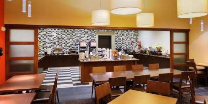 Dining area perfect for coworking at Hampton Inn Philadelphia Center City - Convention Center.