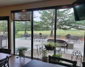 Outdoor seats available in the courtyard of the Comfort Inn & Suites Mankato.