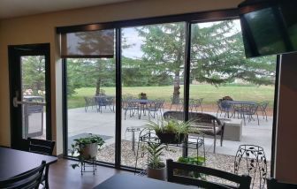 Outdoor seats available in the courtyard of the Comfort Inn & Suites Mankato.