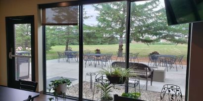 Outdoor seats available in the courtyard of the Comfort Inn & Suites Mankato.