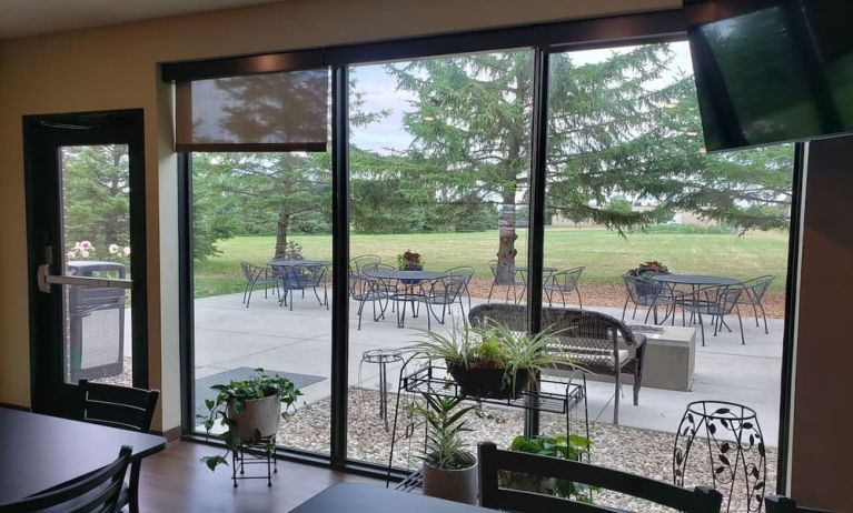 Outdoor seats available in the courtyard of the Comfort Inn & Suites Mankato.