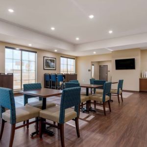 Breakfast area perfect for coworking at Comfort Inn & Suites Mankato.