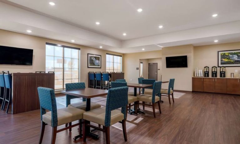 Breakfast area perfect for coworking at Comfort Inn & Suites Mankato.