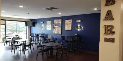 Bar and lounge area at Comfort Inn & Suites Mankato.