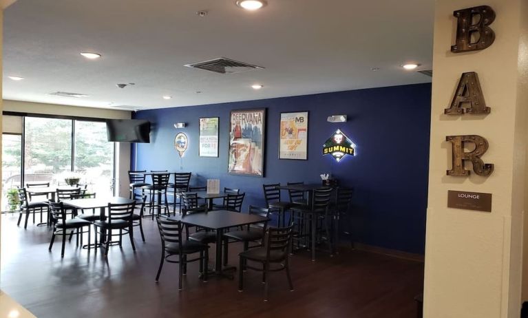 Bar and lounge area at Comfort Inn & Suites Mankato.