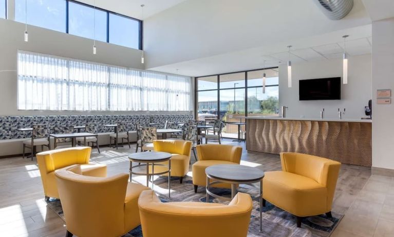 Bar and lounge area perfect for coworking at Best Western Plus Executive Residency Phoenix North Happy Valley.