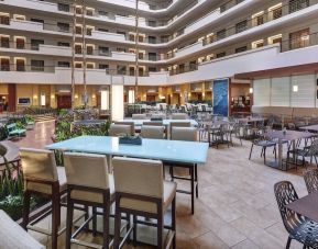 Dining area at Embassy Suites By Hilton San Diego-La Jolla.