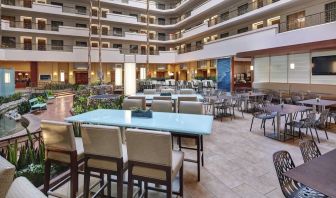 Dining area at Embassy Suites By Hilton San Diego-La Jolla.