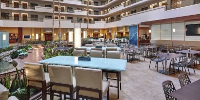 Dining area at Embassy Suites By Hilton San Diego-La Jolla.