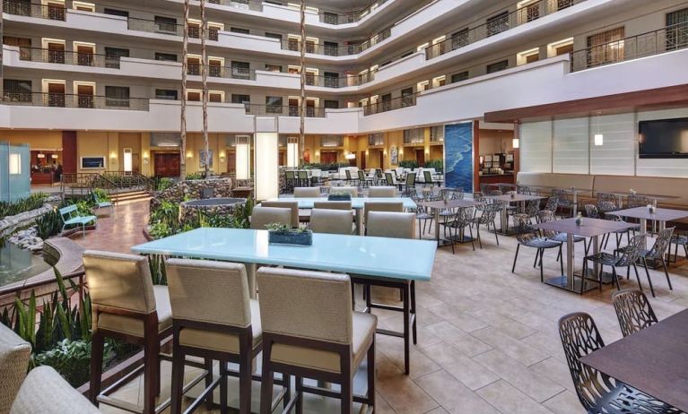 Dining area at Embassy Suites By Hilton San Diego-La Jolla.