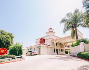 Hotel entrance at Palace Inn Beltway 8 & Bissonnet.