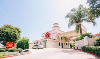 Hotel entrance at Palace Inn Beltway 8 & Bissonnet.