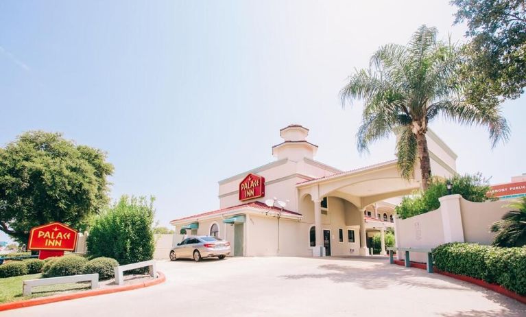 Hotel entrance at Palace Inn Beltway 8 & Bissonnet.