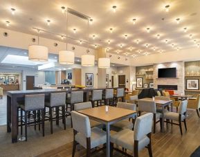 Dining and coworking area at Hampton Inn Chicago North/Loyola Station.