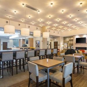 Dining and coworking area at Hampton Inn Chicago North/Loyola Station.