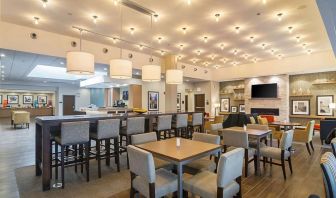 Dining and coworking area at Hampton Inn Chicago North/Loyola Station.