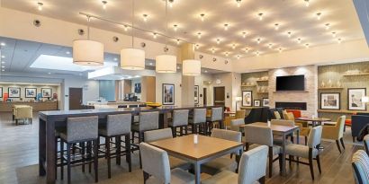 Dining and coworking area at Hampton Inn Chicago North/Loyola Station.