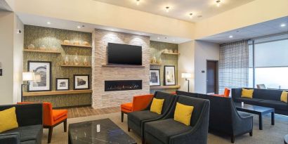 Lobby and coworking lounge at Hampton Inn Chicago North/Loyola Station.