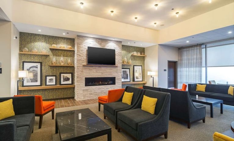 Lobby and coworking lounge at Hampton Inn Chicago North/Loyola Station.