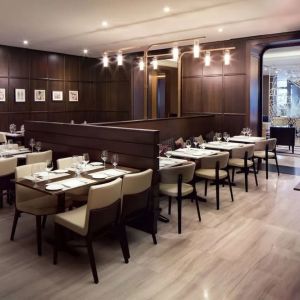 Dining area perfect for coworking at Hilton Brooklyn New York.