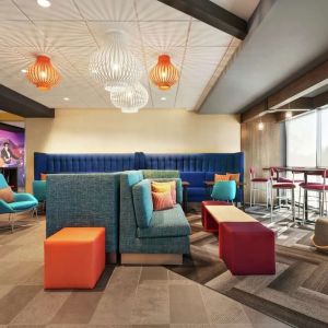 Lobby and coworking lounge at Tru By Hilton Milwaukee Brookfield.