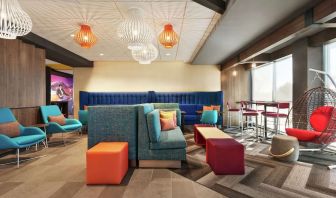 Lobby and coworking lounge at Tru By Hilton Milwaukee Brookfield.