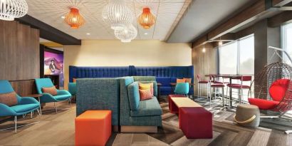 Lobby and coworking lounge at Tru By Hilton Milwaukee Brookfield.