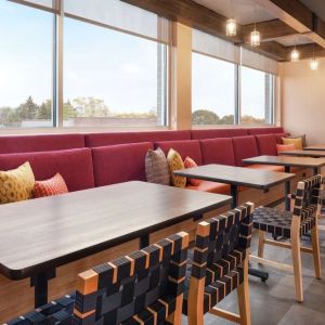 Dining area perfect for coworking at Tru By Hilton Milwaukee Brookfield.