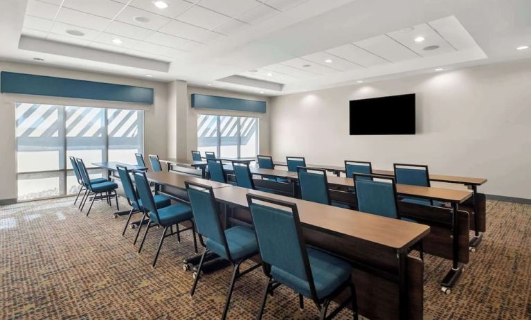 Meeting room at Hampton Inn & Suites Phoenix/Gilbert.