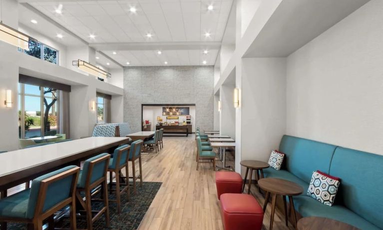 Breakfast area perfect for coworking at Hampton Inn & Suites Phoenix/Gilbert.