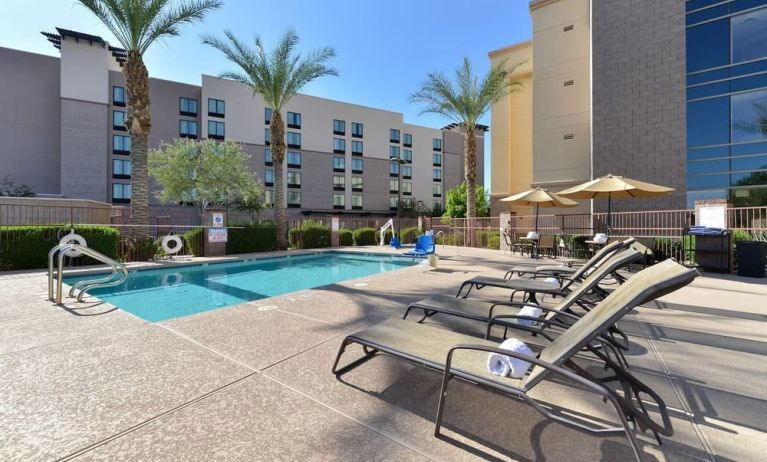 Sun loungers beside the pool at Hampton Inn & Suites Phoenix/Gilbert.