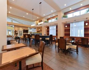 Dining area perfect for coworking at Hampton Inn & Suites Phoenix/Gilbert.