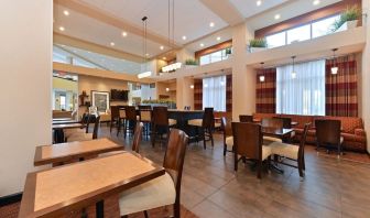 Dining area perfect for coworking at Hampton Inn & Suites Phoenix/Gilbert.