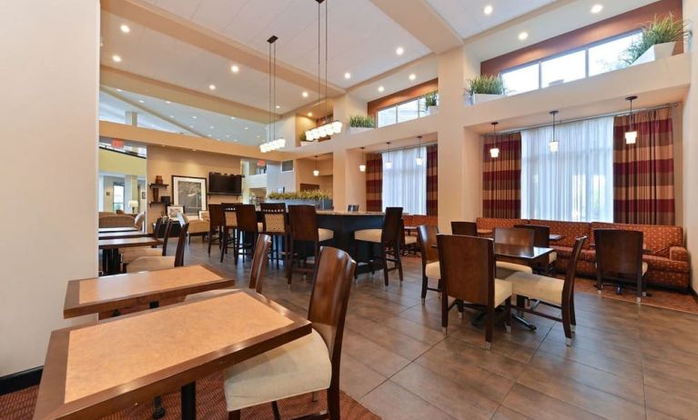 Dining area perfect for coworking at Hampton Inn & Suites Phoenix/Gilbert.