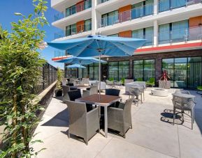 Courtyard perfect for coworking at Hampton Inn & Suites Sunnyvale Silicon Valley.