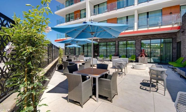 Courtyard perfect for coworking at Hampton Inn & Suites Sunnyvale Silicon Valley.