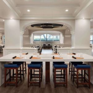 Dining area perfect for coworking at Hilton Dallas Lincoln Centre.