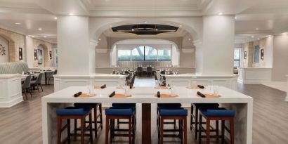 Dining area perfect for coworking at Hilton Dallas Lincoln Centre.