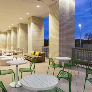 Outdoor seating area at Hilton Garden Inn Nashville West End Avenue.