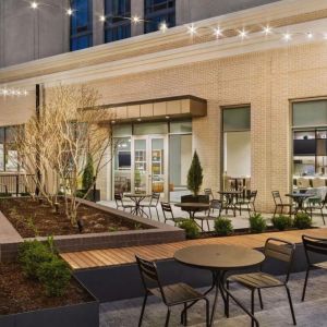 Outdoor seating at Hilton Garden Inn Nashville West End Avenue.