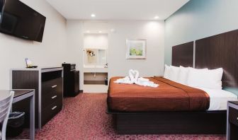 Day use room with workdesk and private bathroom at Express Inn - Spring.